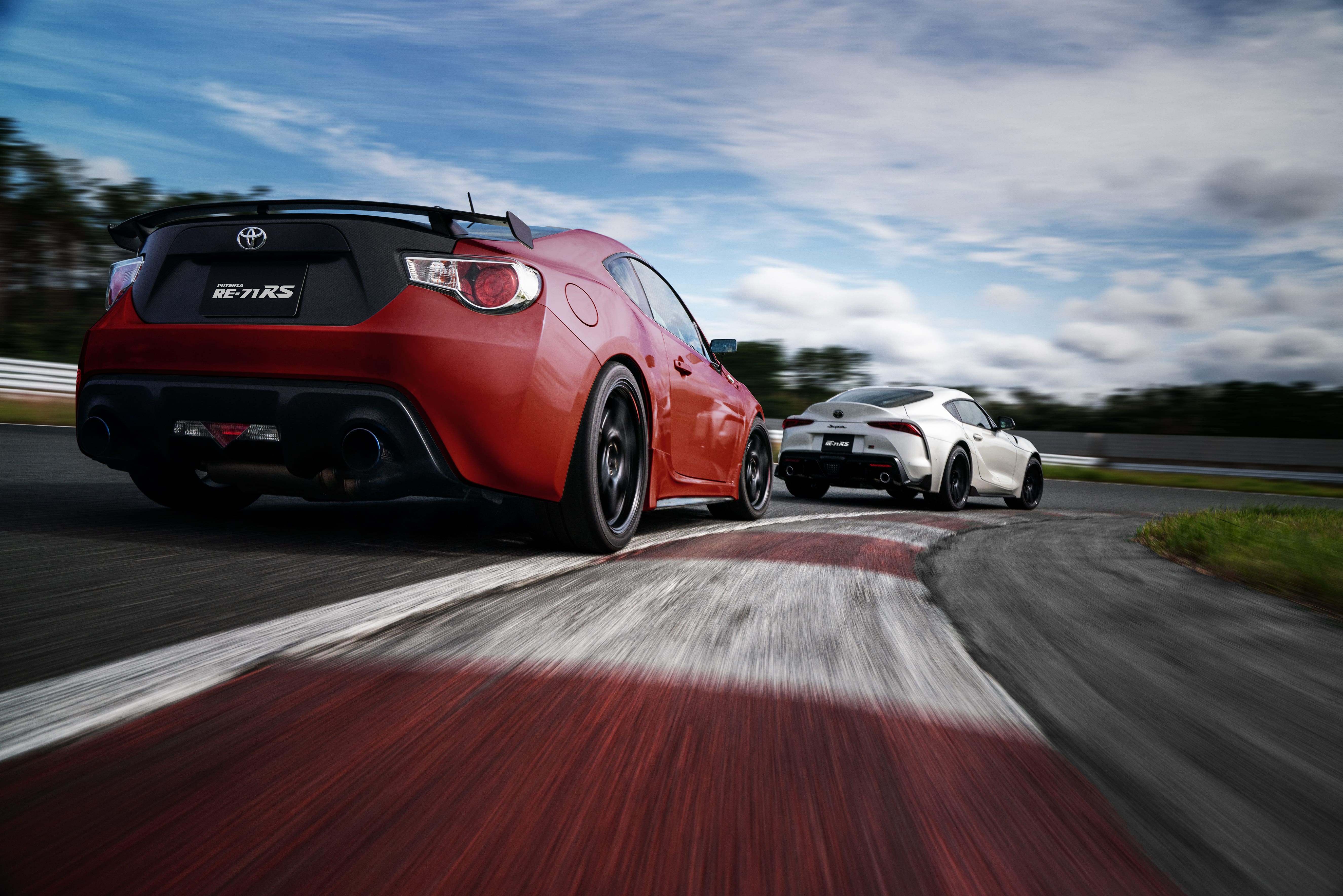 2. POTENZA RE-71RS 以不對稱花紋、低角度溝槽與大面積光滑胎肩塊設計，為追求最速單圈而生。（圖由普利司通輪胎提供）